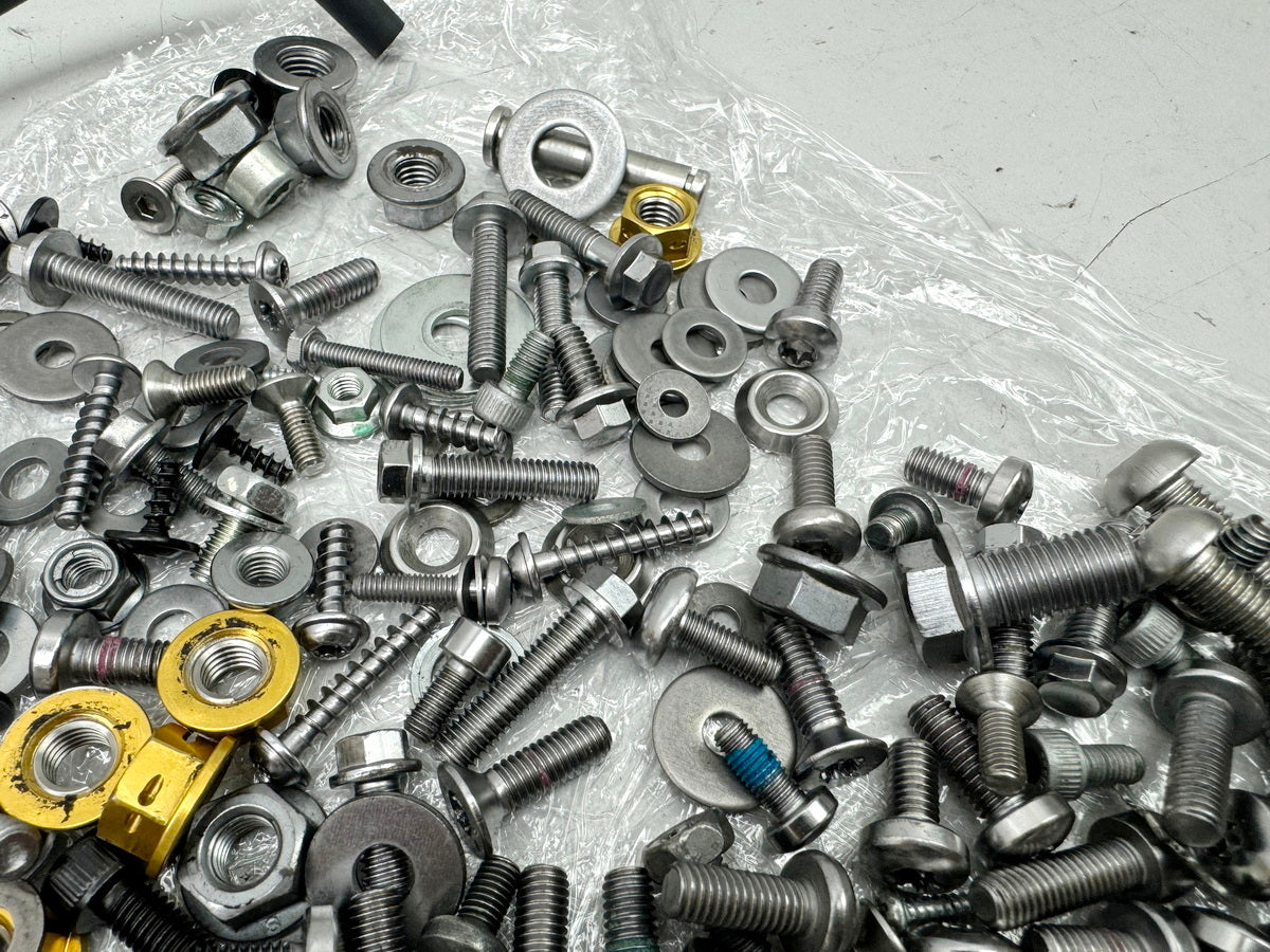 TRIUMPH SPEED TRIPLE 1050 R ABS NN01 Screws Nuts Small Parts for Frame