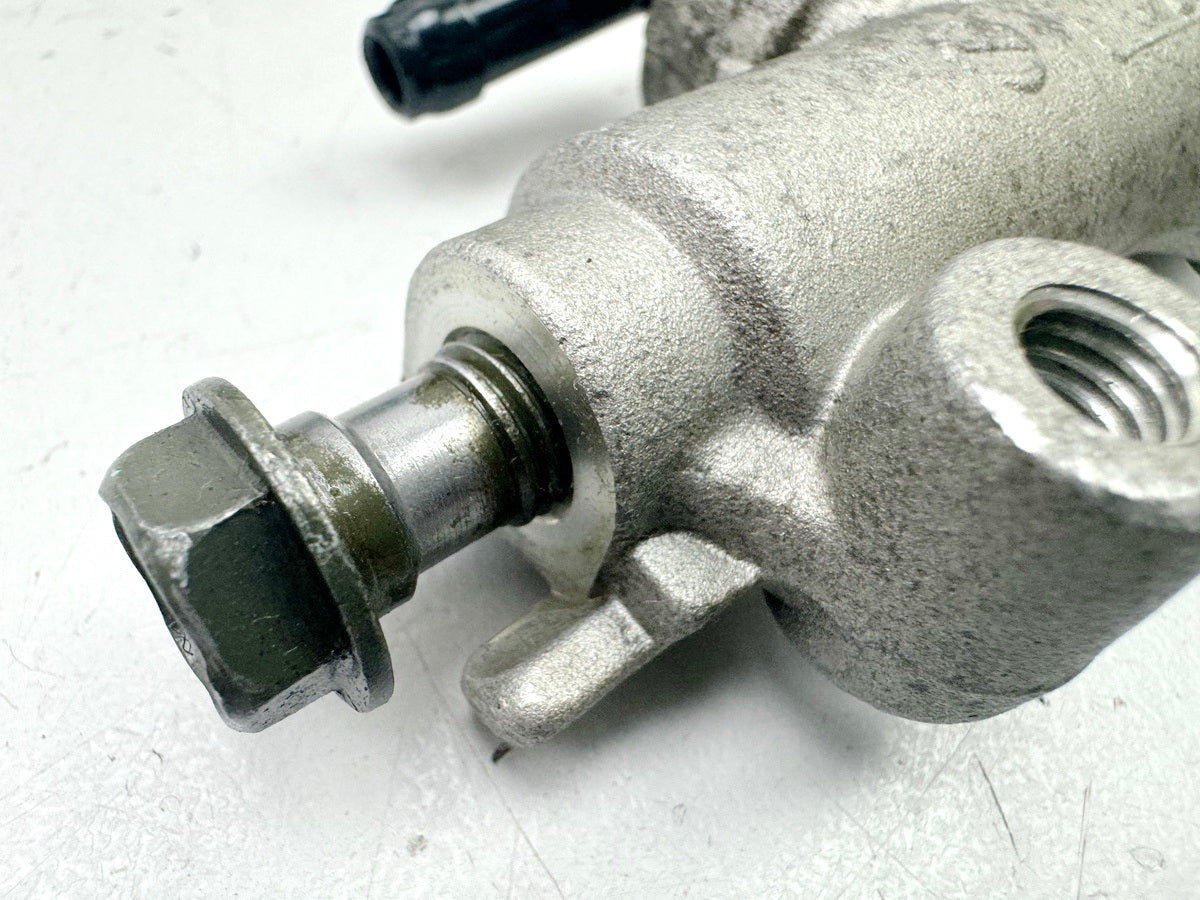 KAWASAKI ZX-10R ZXT00D Bremszylinder hinten Bremspumpe Fußbremszylinder 06-07