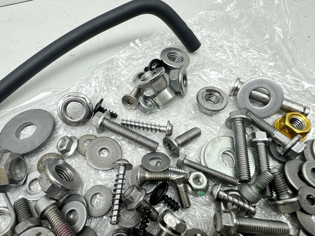 TRIUMPH SPEED TRIPLE 1050 R ABS NN01 Screws Nuts Small Parts for Frame