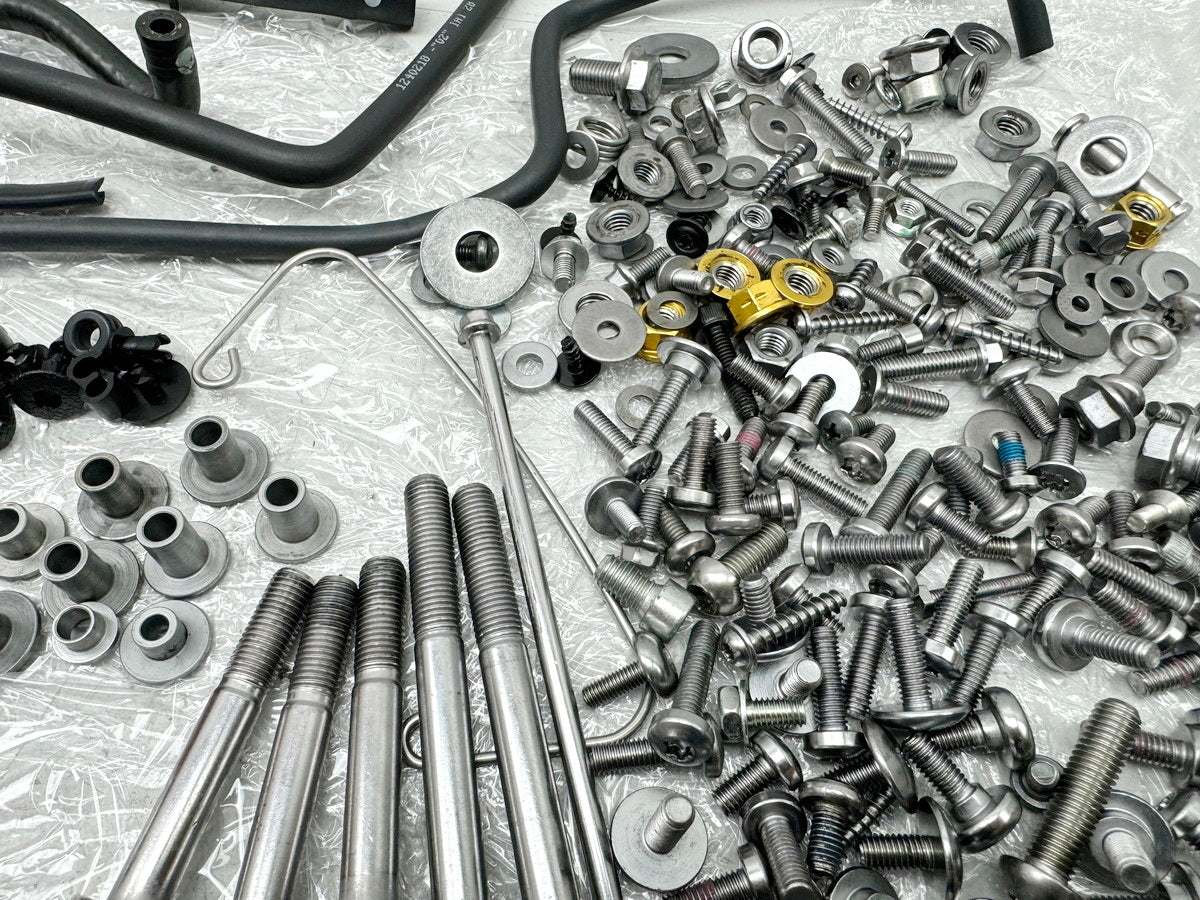 TRIUMPH SPEED TRIPLE 1050 R ABS NN01 Screws Nuts Small Parts for Frame