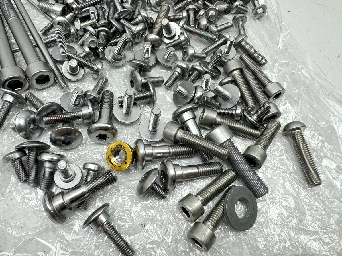 TRIUMPH SPEED TRIPLE 1050 R ABS NN01 Screws Nuts Small Parts for Frame