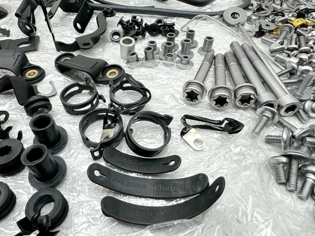 TRIUMPH SPEED TRIPLE 1050 R ABS NN01 Screws Nuts Small Parts for Frame