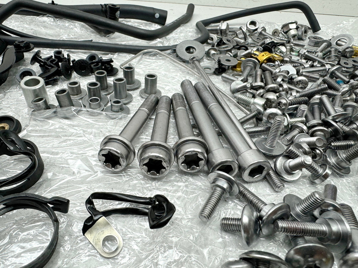 TRIUMPH SPEED TRIPLE 1050 R ABS NN01 Screws Nuts Small Parts for Frame