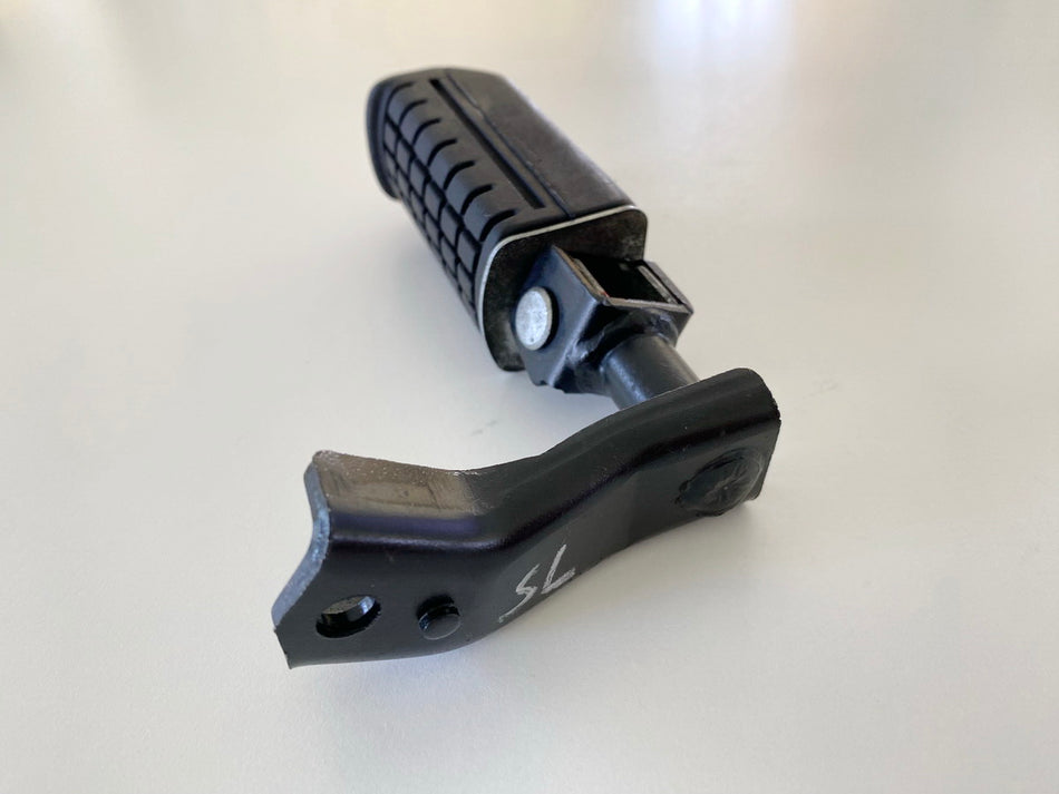 Daelim Otello SG 125 F Fußrastenanlage Sozius links Halter Fußraste