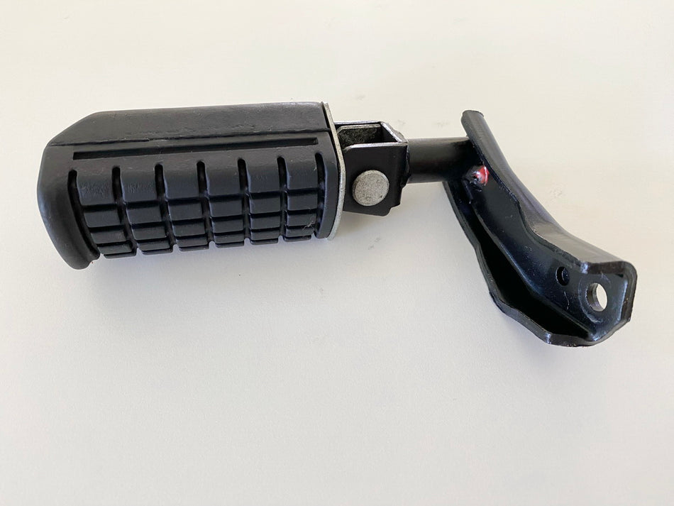 Daelim Otello SG 125 F Fußrastenanlage Sozius links Halter Fußraste