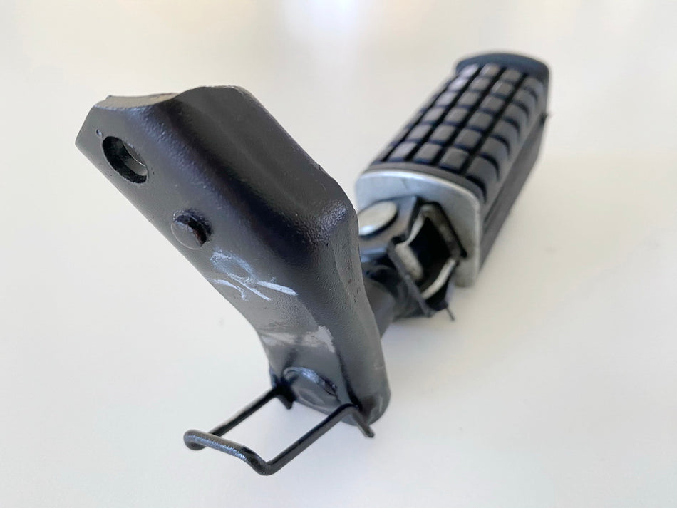 Daelim Otello SG 125 F Fußrastenanlage Sozius rechts Halter Fußraste