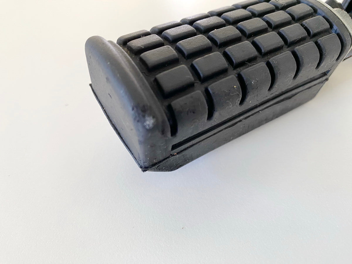Daelim Otello SG 125 F Reposapiés derecho del pasajero Soporte de reposapiés