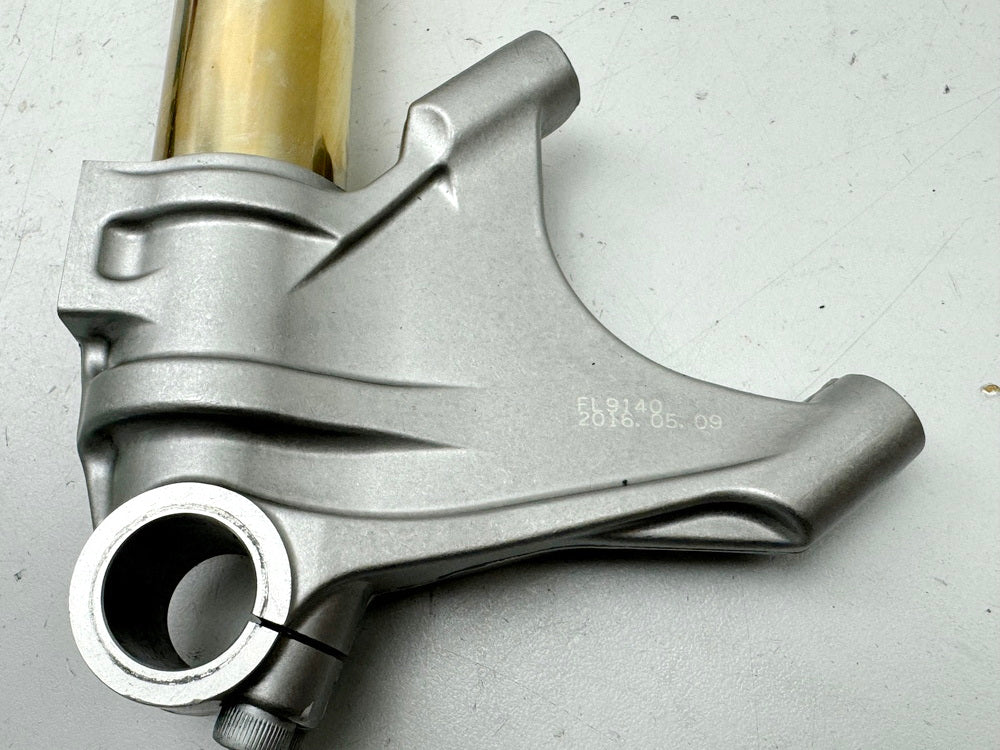 TRIUMPH SPEED TRIPLE 1050 R ABS NN01 right fork lug Öhlins for fork tube