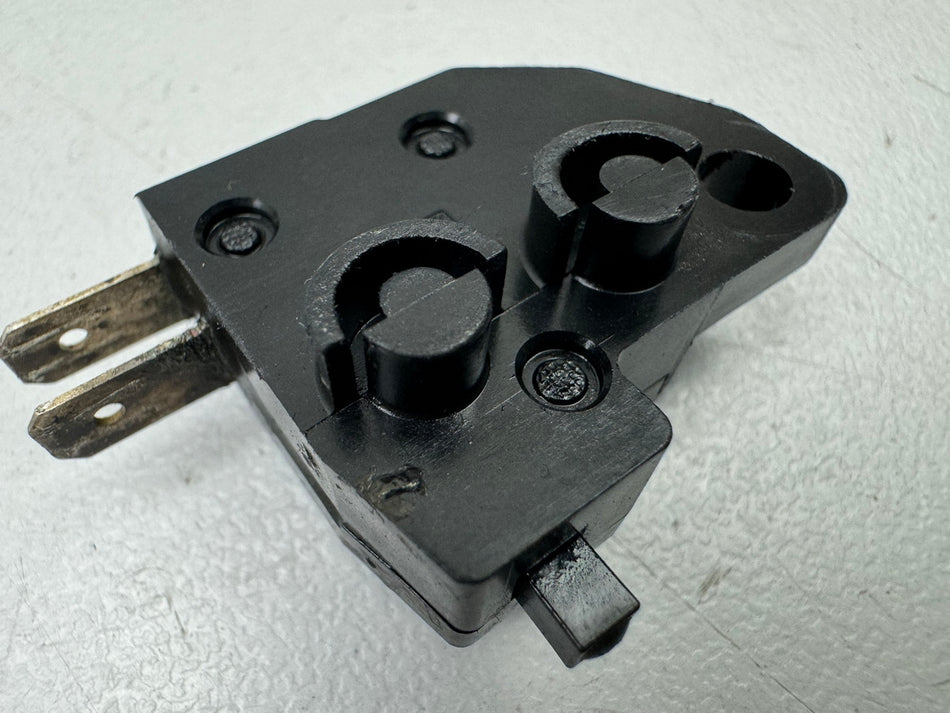 SUZUKI VLR 1800 T WVCT C 1800 R Bremslichtschalter vorn Stopschalter Bremspumpe