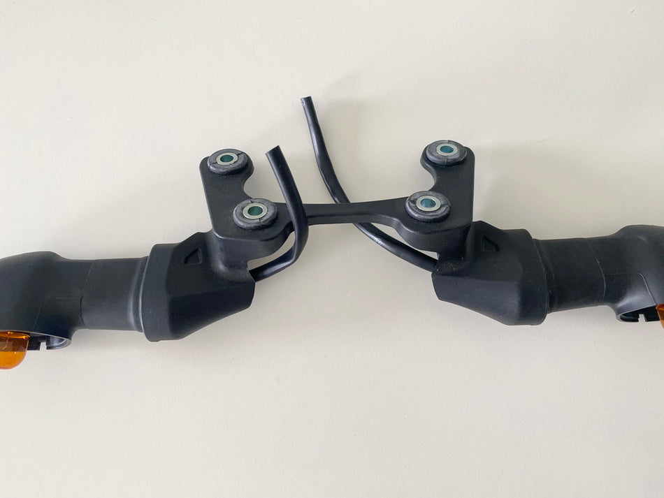 Intermitentes traseros originales YAMAHA MT09 izquierdo + derecho con soporte/estribo