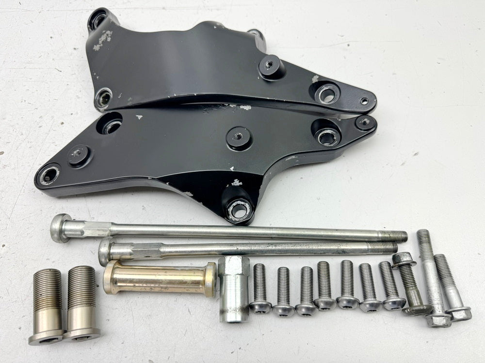 KAWASAKI ZX10R ZXT00D Motorhalter Halterung Motor Achse Abstandshalter 06-07