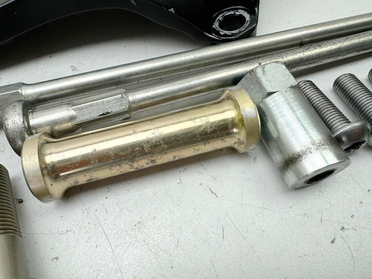 KAWASAKI ZX10R ZXT00D Motorhalter Halterung Motor Achse Abstandshalter 06-07