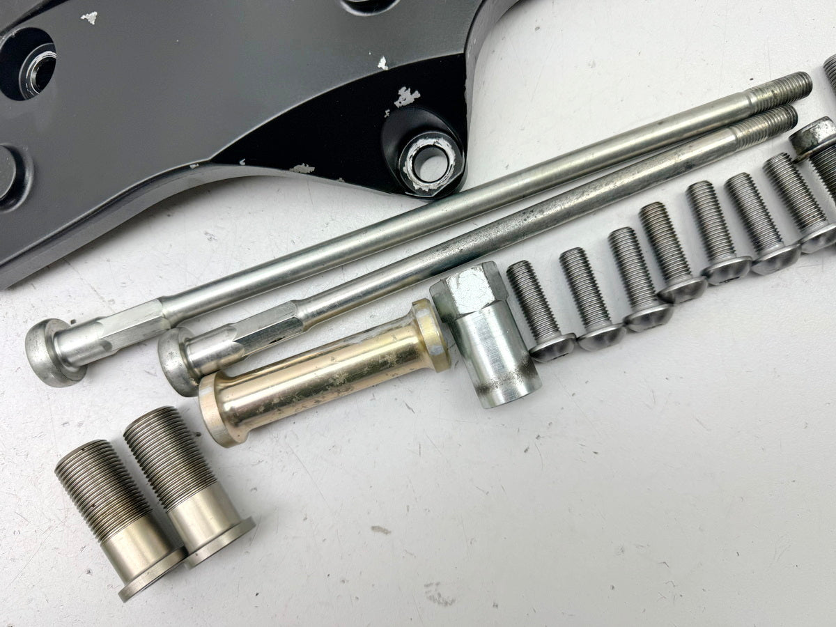 KAWASAKI ZX10R ZXT00D Motorhalter Halterung Motor Achse Abstandshalter 06-07