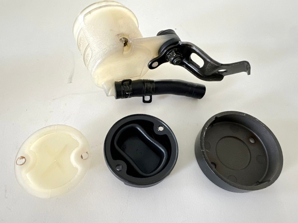 Honda CBR 900 SC28 Bremsflüssigkeitsbehälter vorn original Deckel Membrane 92-95