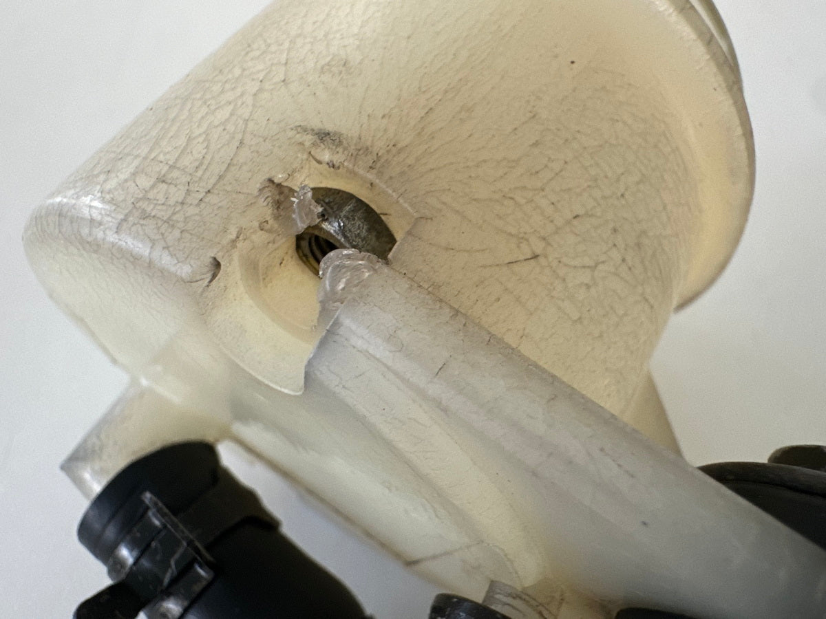 Honda CBR 900 SC28 Bremsflüssigkeitsbehälter vorn original Deckel Membrane 92-95