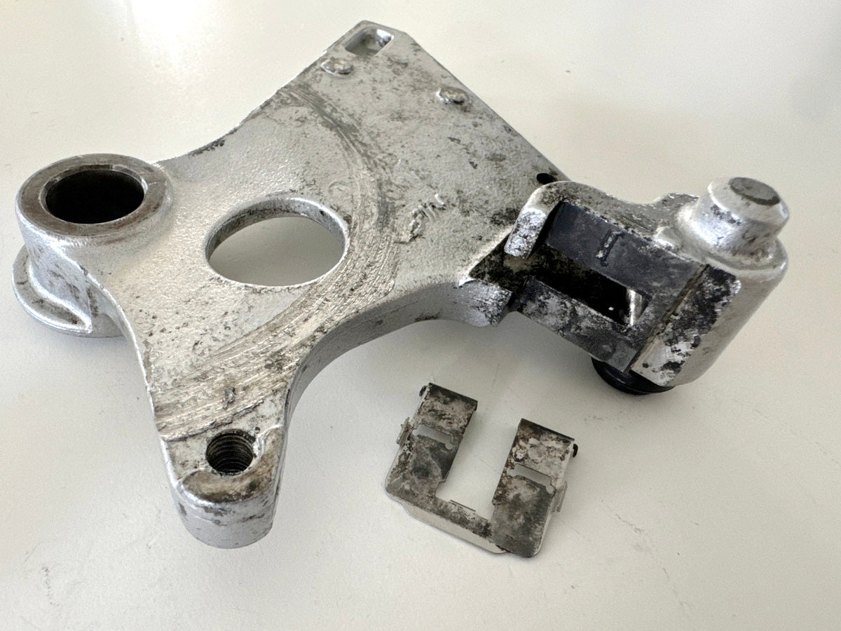 Honda CBR 900 SC28 Ankerplatte Bremssattel hinten Halter Bremszange 92-95