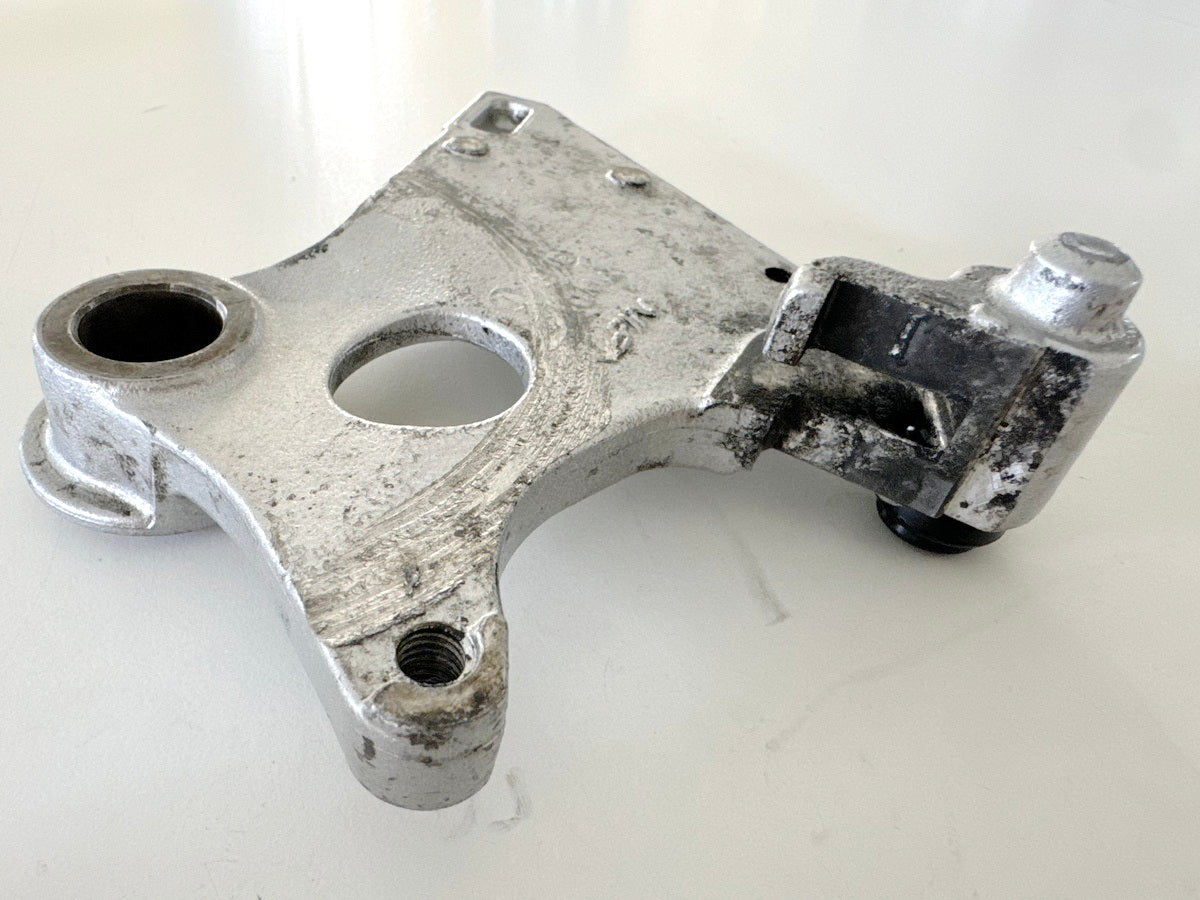 Honda CBR 900 SC28 Ankerplatte Bremssattel hinten Halter Bremszange 92-95