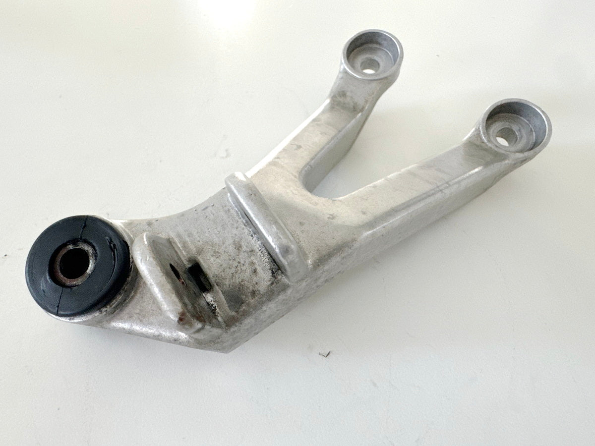 Honda CBR 900 SC28 Fußrastenträger hinten rechts Fußrastenplatte Träger 92-95