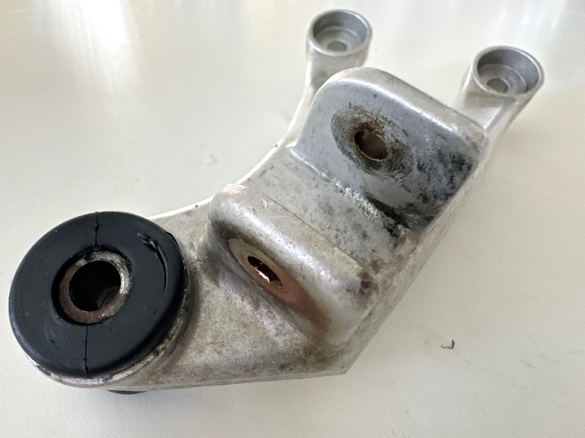 Honda CBR 900 SC28 Fußrastenträger hinten rechts Fußrastenplatte Träger 92-95