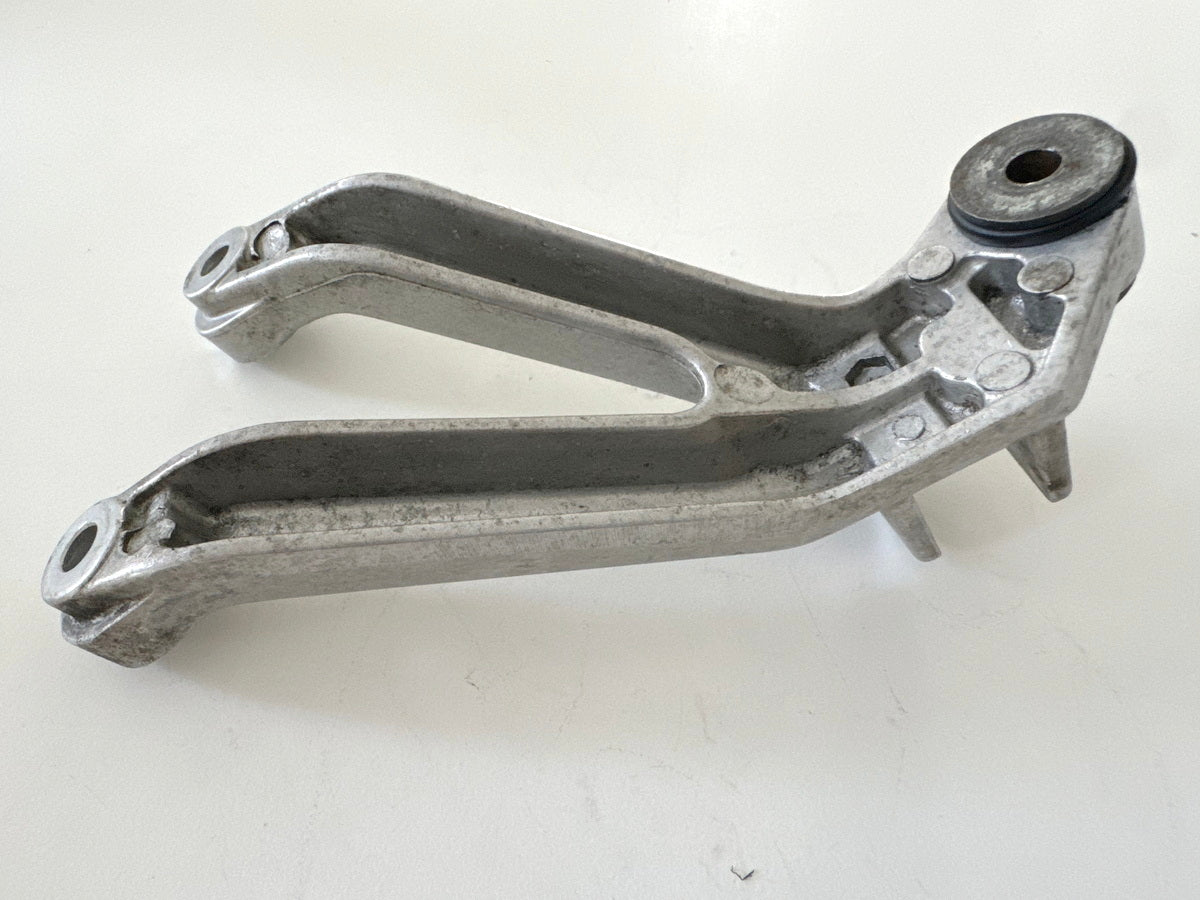 Honda CBR 900 SC28 Fußrastenträger hinten rechts Fußrastenplatte Träger 92-95
