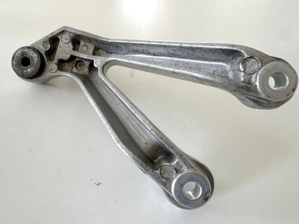 Honda CBR 900 SC28 Fußrastenträger hinten rechts Fußrastenplatte Träger 92-95
