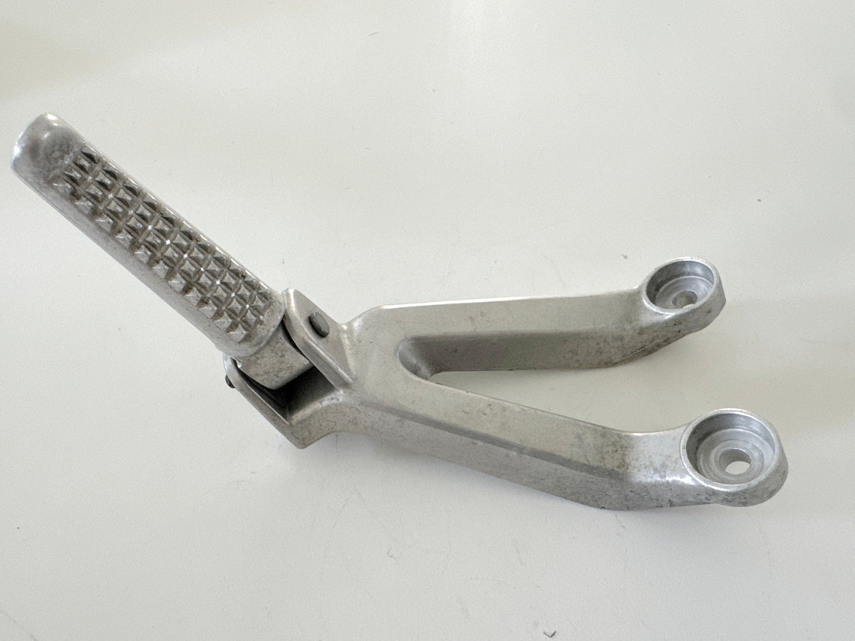 Honda CBR 900 SC28 Fußrastenträger hinten links Fußrastenplatte Fußraste 92-95