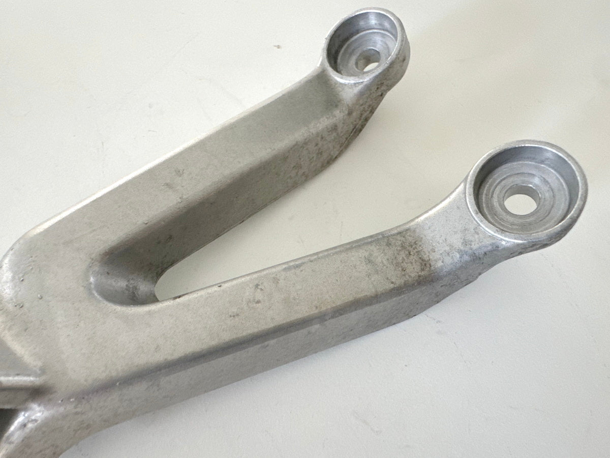 Honda CBR 900 SC28 Fußrastenträger hinten links Fußrastenplatte Fußraste 92-95