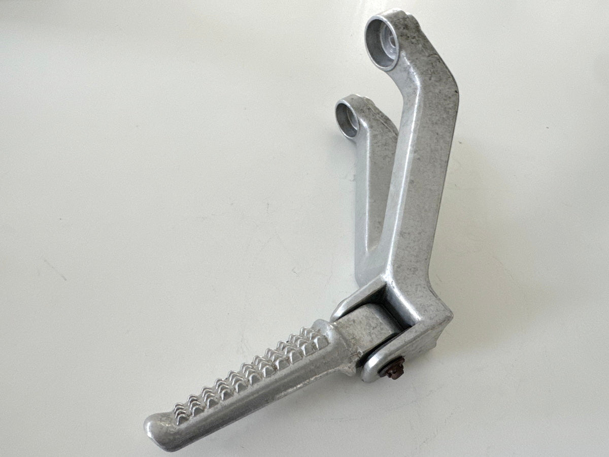 Honda CBR 900 SC28 Fußrastenträger hinten links Fußrastenplatte Fußraste 92-95