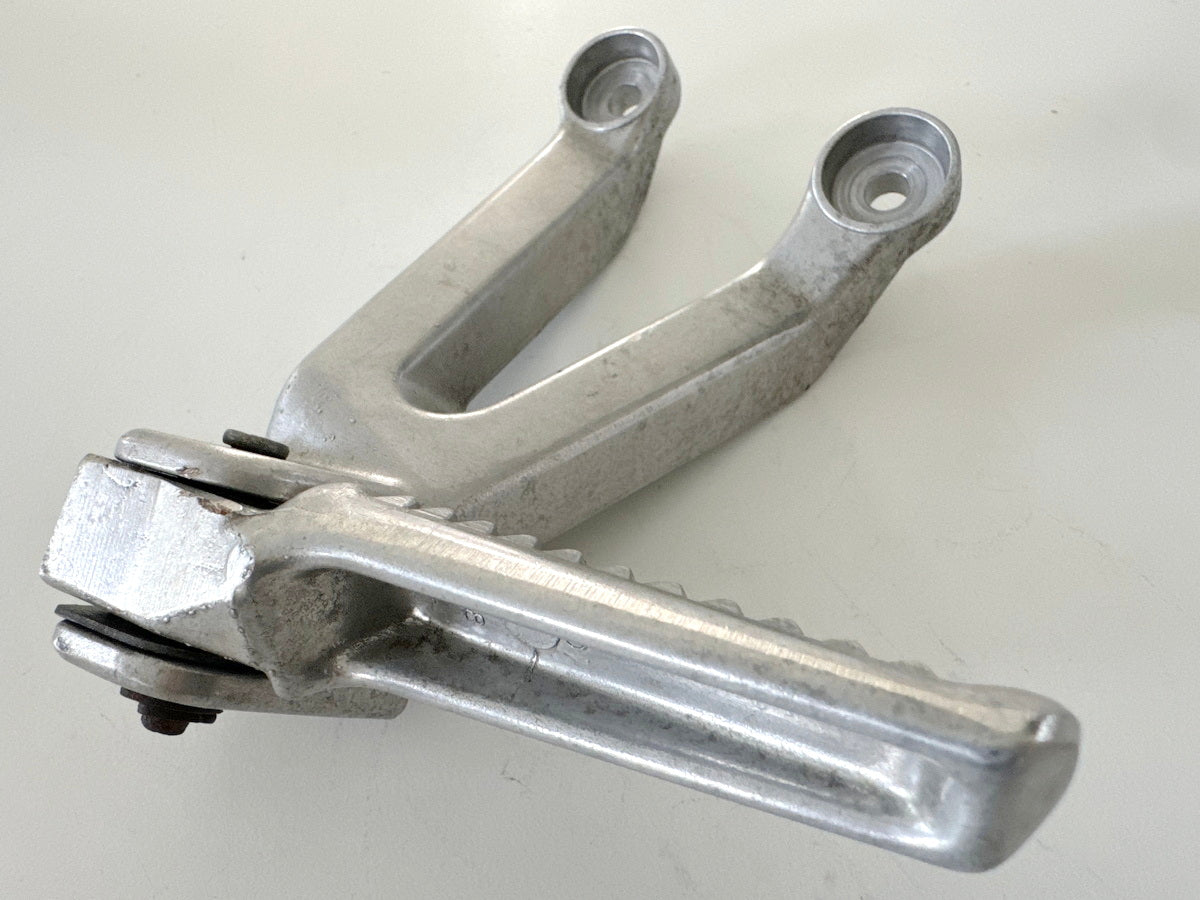 Honda CBR 900 SC28 Fußrastenträger hinten links Fußrastenplatte Fußraste 92-95