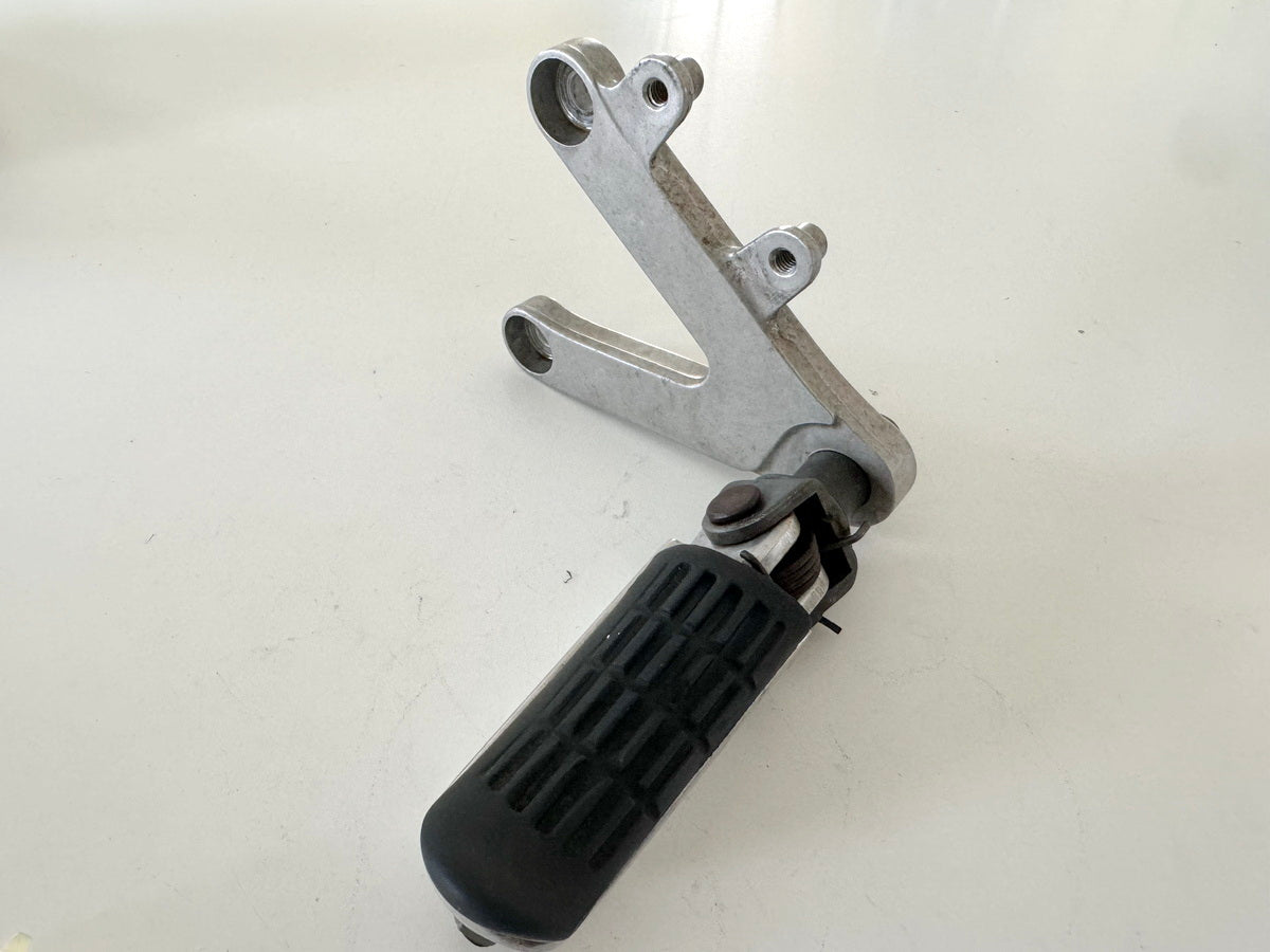 Honda CBR 900 SC28 Fußrastenplatte links vorn Fußraste Fußrastenträger 92-95