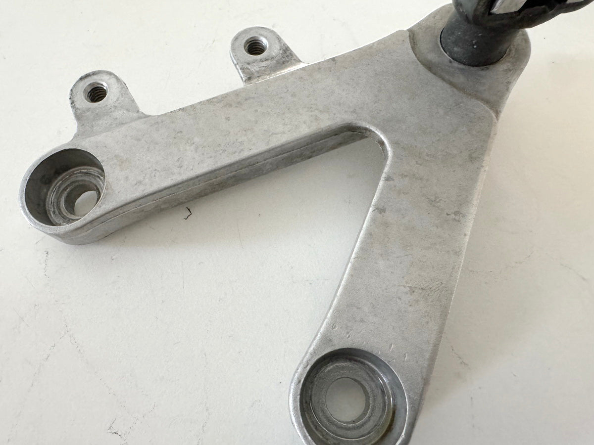 Honda CBR 900 SC28 Fußrastenplatte links vorn Fußraste Fußrastenträger 92-95