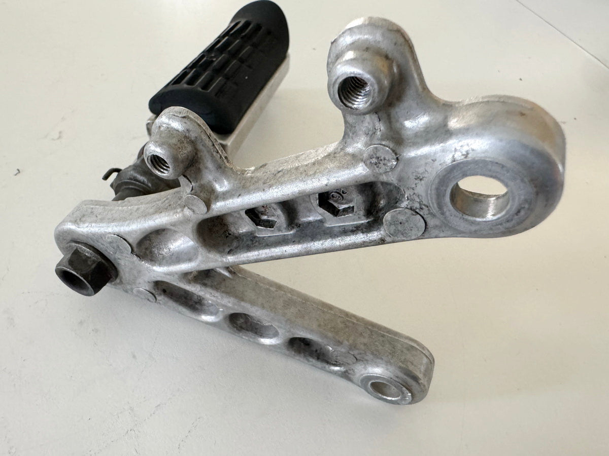 Honda CBR 900 SC28 Fußrastenplatte links vorn Fußraste Fußrastenträger 92-95