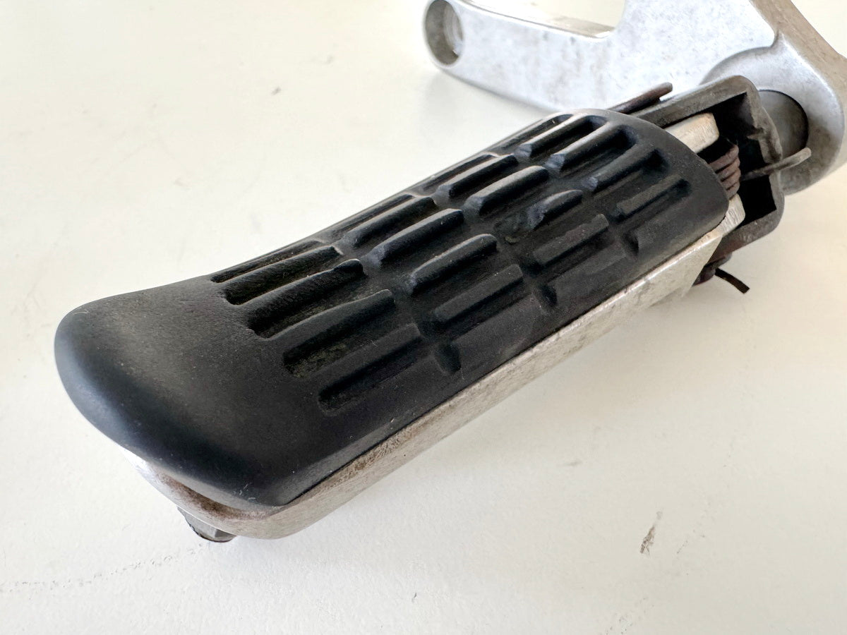 Honda CBR 900 SC28 Fußrastenplatte links vorn Fußraste Fußrastenträger 92-95