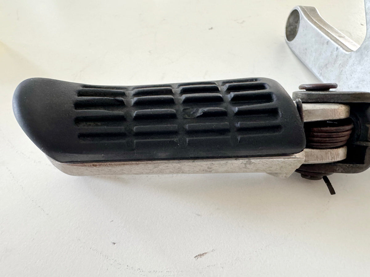 Honda CBR 900 SC28 Fußrastenplatte links vorn Fußraste Fußrastenträger 92-95
