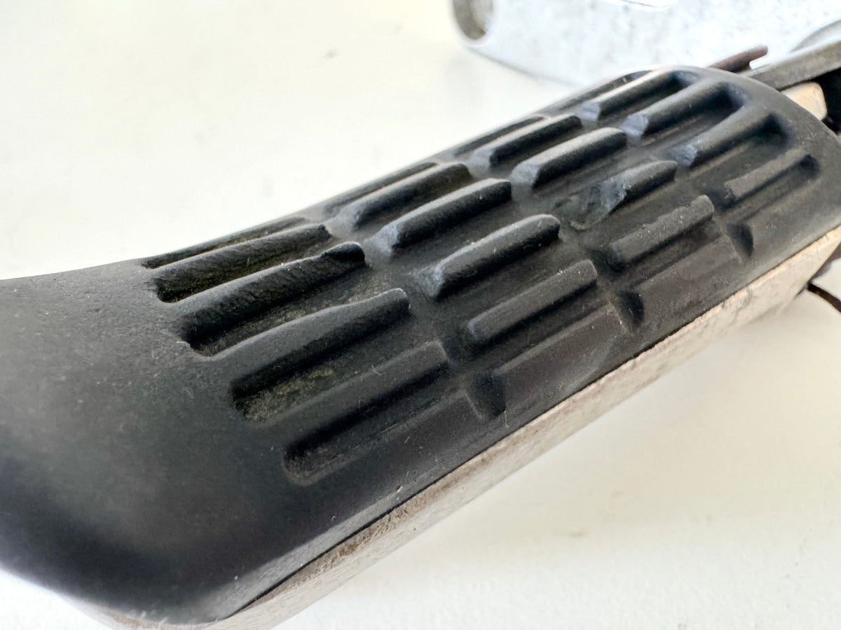 Honda CBR 900 SC28 Fußrastenplatte links vorn Fußraste Fußrastenträger 92-95