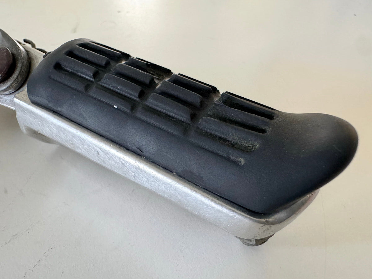 Honda CBR 900 SC28 Fußrastenplatte links vorn Fußraste Fußrastenträger 92-95