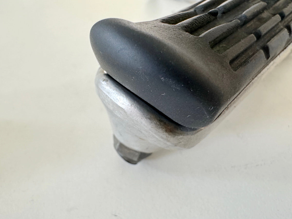 Honda CBR 900 SC28 Fußrastenplatte links vorn Fußraste Fußrastenträger 92-95