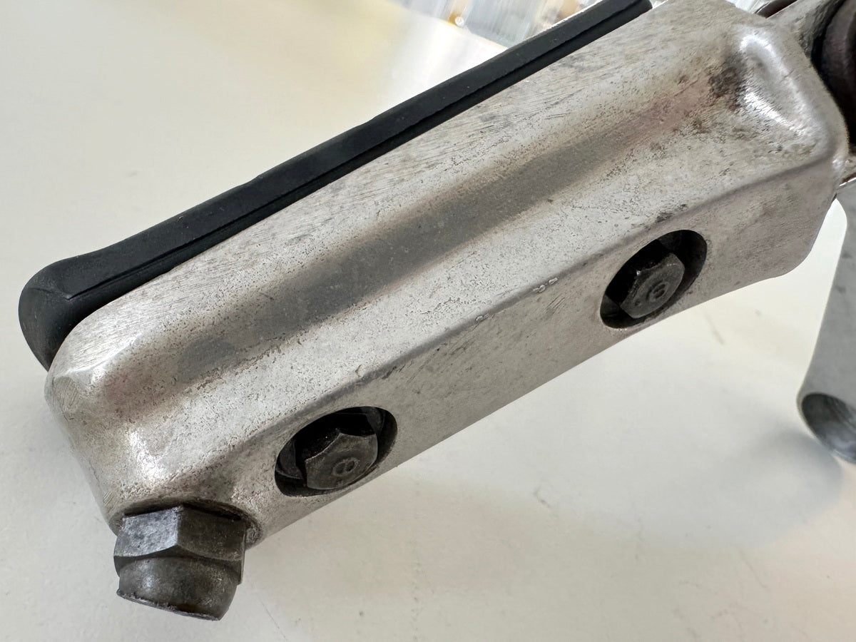 Honda CBR 900 SC28 Fußrastenplatte links vorn Fußraste Fußrastenträger 92-95