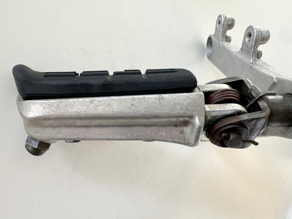 Honda CBR 900 SC28 Fußrastenplatte links vorn Fußraste Fußrastenträger 92-95