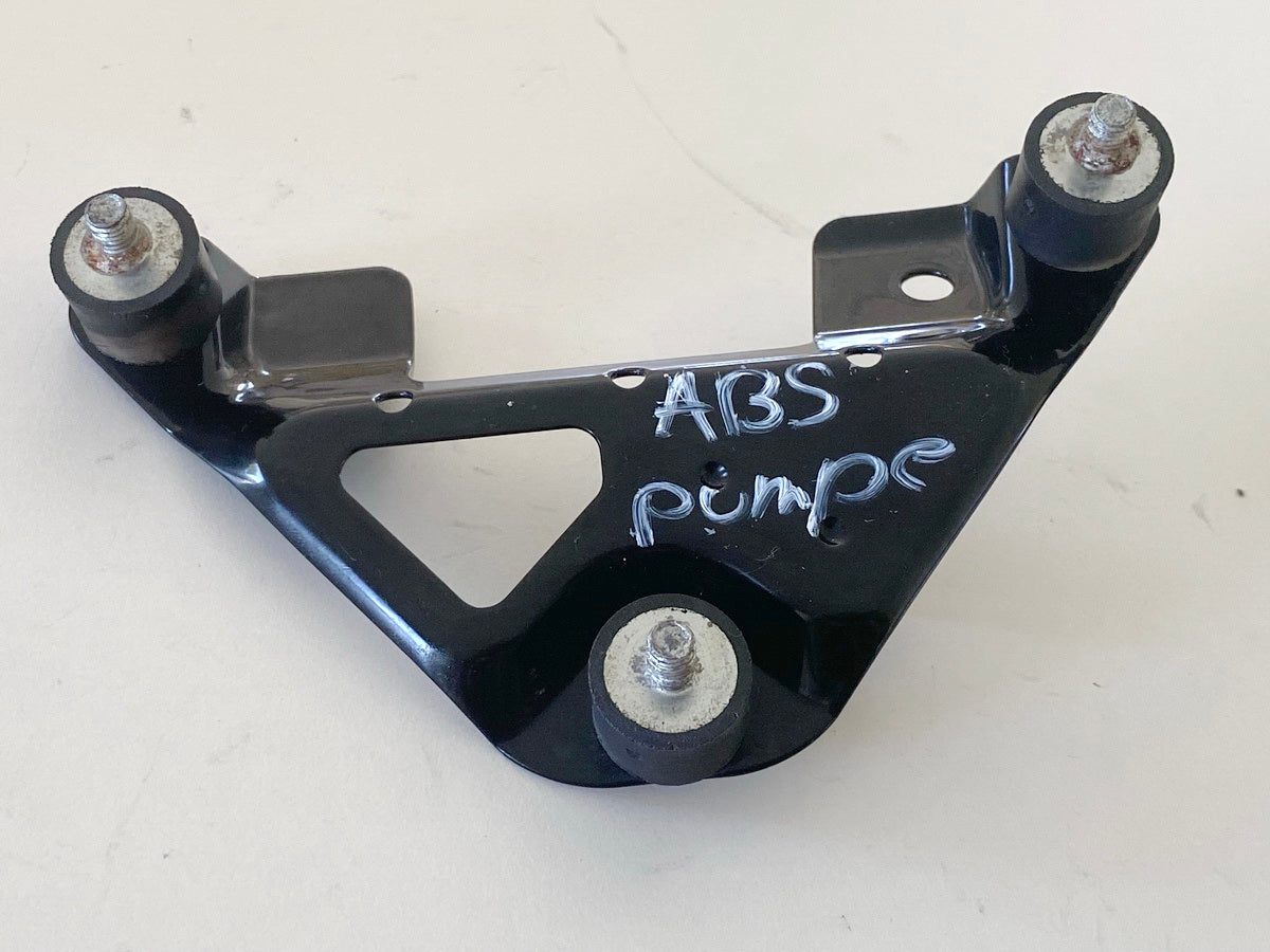 HUSQVARNA Vitpilen HQV 401 Soporte bomba ABS Placa de sujeción modulador de presión 6897 km
