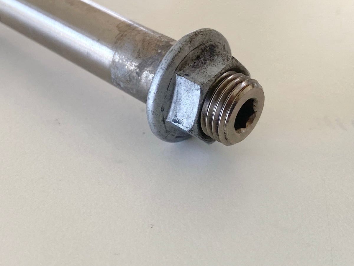 HUSQVARNA Vitpilen HQV 401 swingarm axle shaft through frame 6897 km