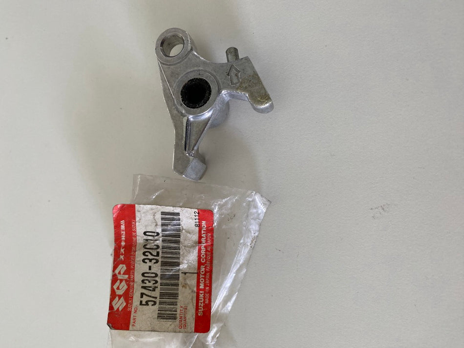 Suzuki Soporte de palanca de reenvío para palanca de freno 57430-32C10 GS GSF GSX GZ - COMO NUEVO