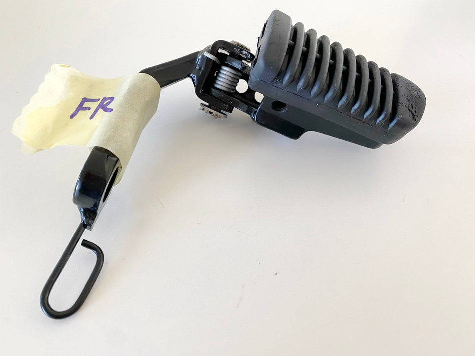 BMW F 650 169 Fußraste Fahrer rechts vorn Halter Halteplatte Footrest
