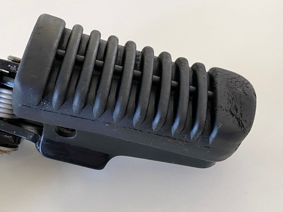 BMW F 650 169 Fußraste Fahrer rechts vorn Halter Halteplatte Footrest