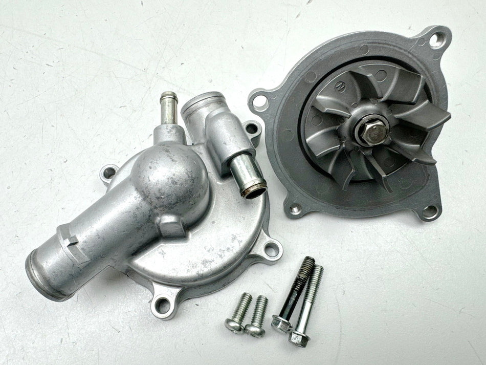 SUZUKI VLR 1800 T WVCT C 1800 R Wasserpumpe Cover Motor Motordeckel 37841 km