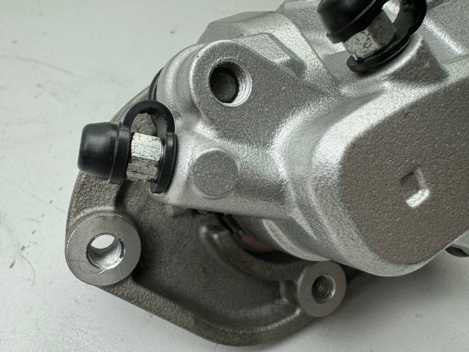 SUZUKI VLR 1800 T WVCT C 1800 R Bremssattel links vorn Bremszange Bremskolben