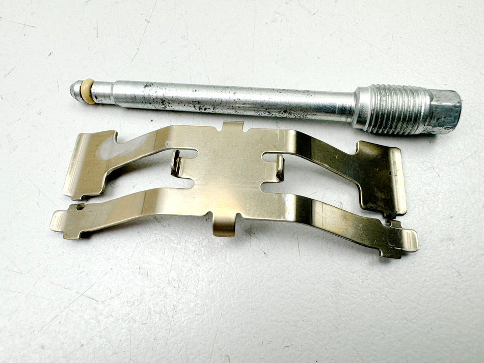 SUZUKI VLR 1800 T WVCT C1800R Gleitstift Bremssattel vorn Federblech Bremsklötze