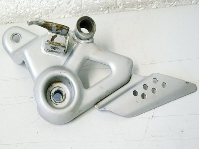 HONDA CBF 125 JC40 SOPORTE REPOSAPIÉS CONDUCTOR DERECHO
