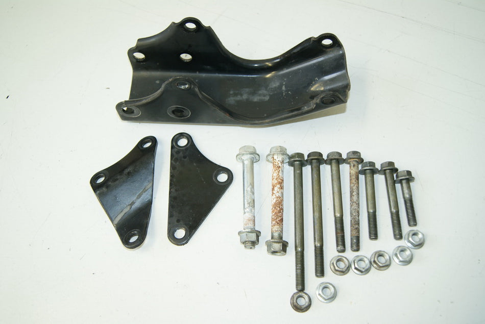YAMAHA YBR 125 RE03 SOPORTE MOTOR TORNILLOS FIJACIÓN MOTOR