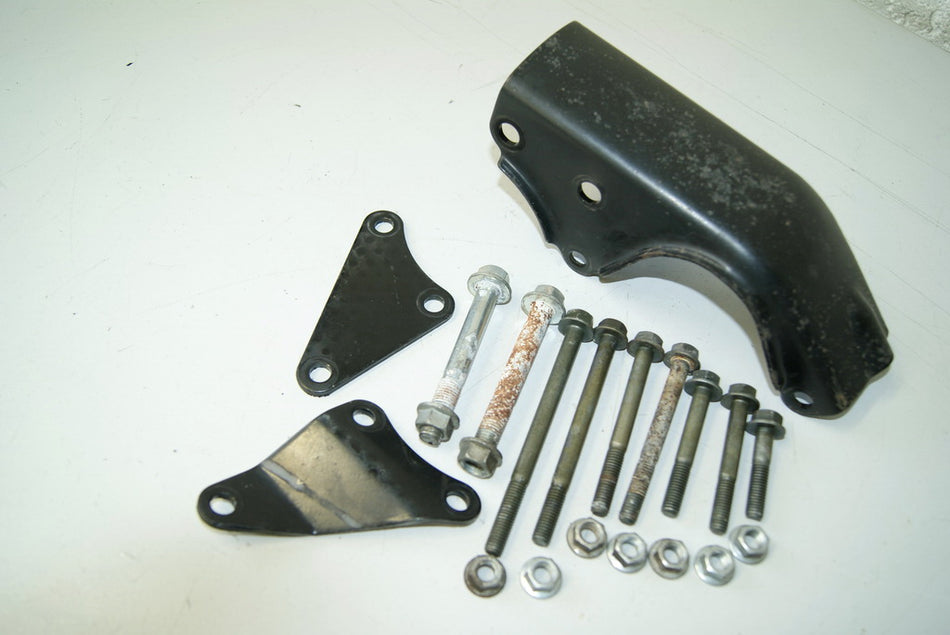 YAMAHA YBR 125 RE03 SOPORTE MOTOR TORNILLOS FIJACIÓN MOTOR
